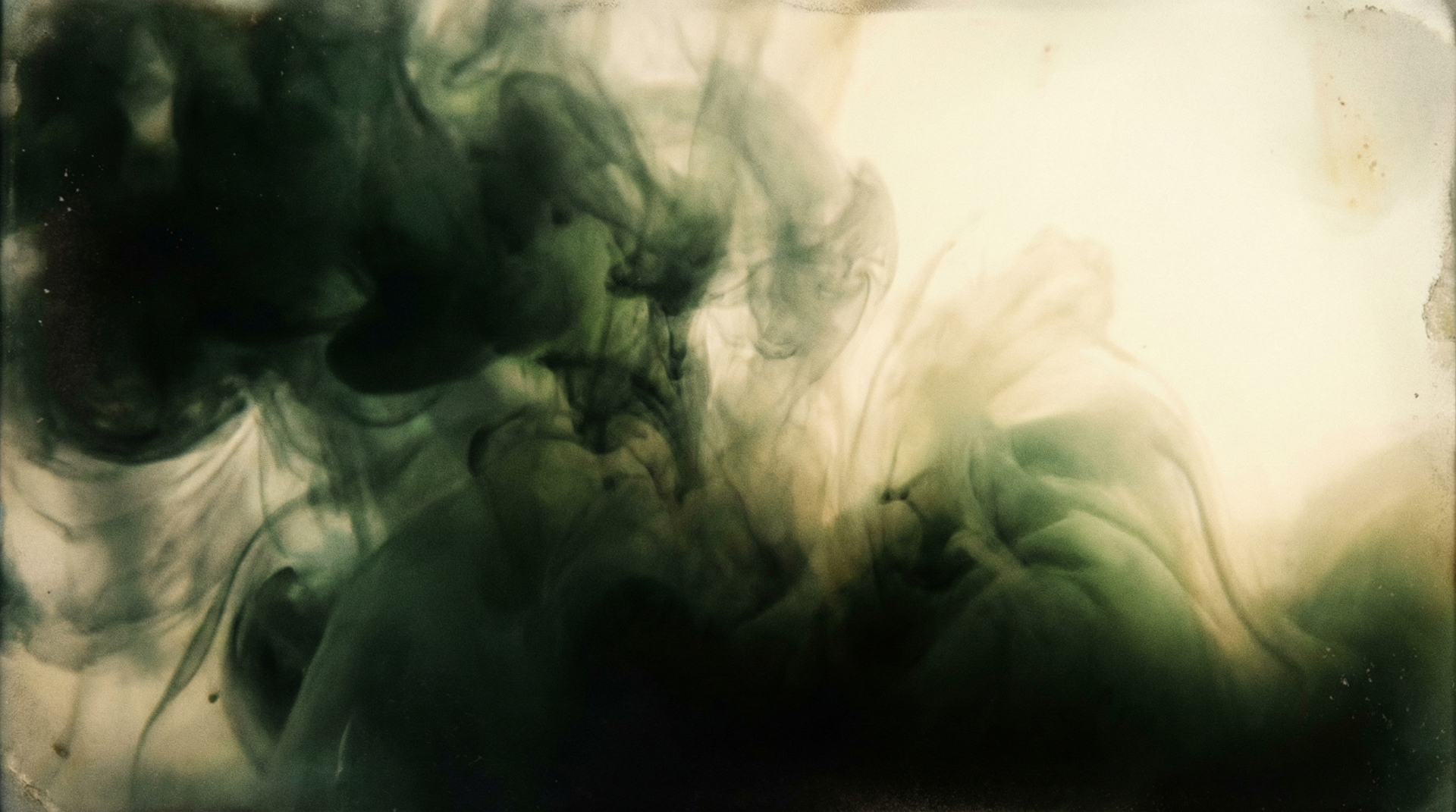 Tinta verde disolviéndose en agua